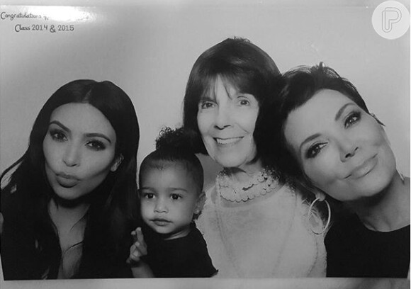 Na formatura de Kylie, sua irmã caçula, Kim posa a filha, a avó e a mãe