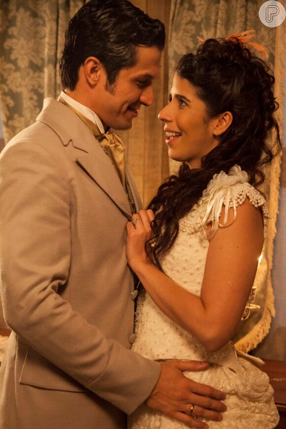 Roberto (Rômulo Estrela) beija Bianca (Flora Diegues) e Massimo (Luis Melo) exige que marquem a data do casamento, na novela 'Além do Tempo', em 5 de outubro de 2015