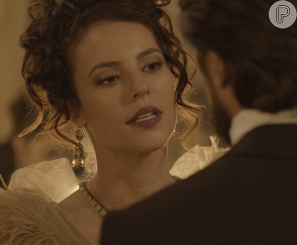 Melissa (Paolla Oliveira) é flagrada por Felipe (Rafael Cardoso) remexendo nos pertences de Berenice (Elisa Brites), na novela 'Além do Tempo'