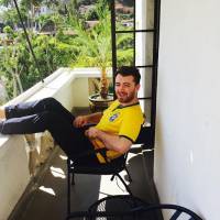 Sam Smith posa com camisa do Brasil após Rock in Rio e fãs pedem: 'Volta logo'
