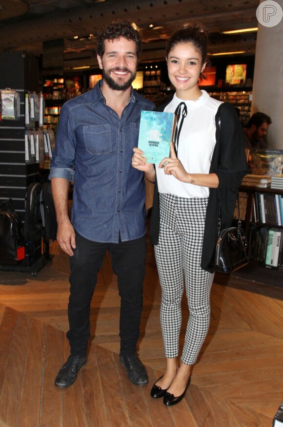 Sophie Charlotte e Daniel de Oliveira prestigiaram o lançamento do livro de Domingos de Oliveira na noite de segunda-feira, 28 de setembro de 2015, em uma livraria do Rio de Janeiro. Grávida pela primeira vez, a artista exibiu uma barriguinha discreta
