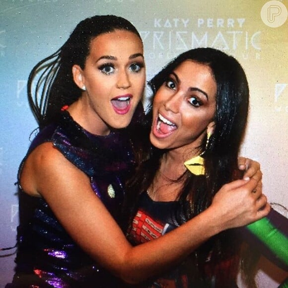 Anitta tietou Katy Perry durante show em São Paulo, em 25 de setembro de 2015, e conseguiu uma foto com a cantora antes de ver a sua apresentação da turnê 'Prismatic'