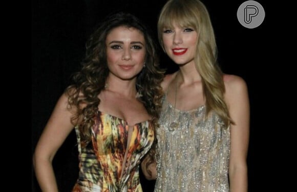 Paula Fernandes gravou a música 'Long Live' com Taylor Swift, e aproveitou para tirar uma foto com a estrela norte-americana