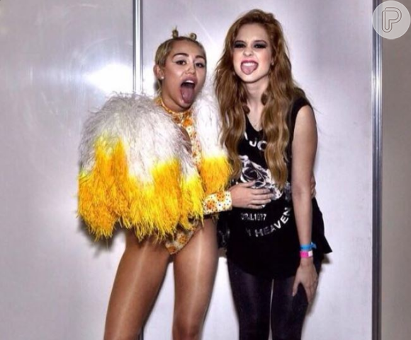 E Bruna não foi a única. Na mesma ocasião, Sophia Abrahão garantiu uma foto com Miley Cyrus