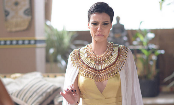 Nefertari (Camila Rodrigues) é atacada pela sexta praga, na novela 'Os Dez Mandamentos': as úlceras