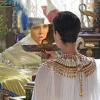 Nefertari se olha no espelho e fica desesperada ao ver as úlceras em seu rosto