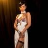 No baile da gala da amfAR, em 2014, Rihanna mais uma vez ousou no look. Ela escolheu um vestido do estilista Tom Ford com transparência nos seios, que só não deixava tudo à mostra por conta de uma pequena aplicação na região dos mamilos