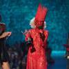 Lady Gaga foi receber o prêmio Revelação do Ano no VMA 2009 com um vestido vermelho rendado que cobria, inclusive, seu rosto. Ela completou o look com um chapéu-coroa