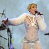 Também em 2013, Miley Cyrus se apresentou no IHeartRadio Music Festival, nos Estados Unidos, e mais uma vez ousou no look. Ela apostou em vestido transparente, deixando à mostra parte de seus seios, cobertos apenas com adesivos nos mamilos