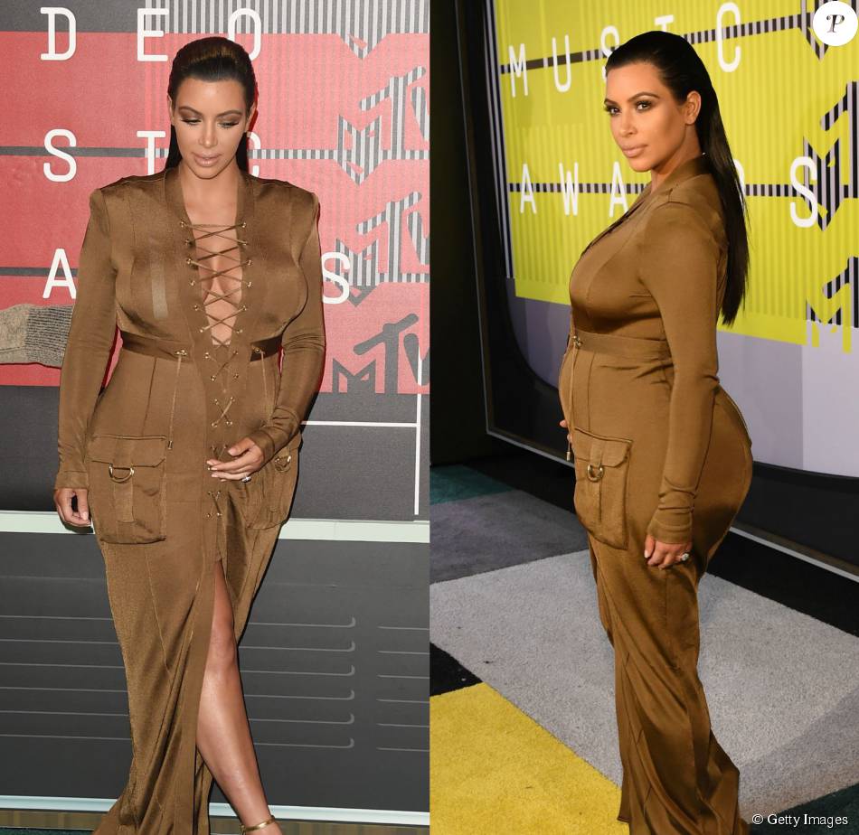 Para O Vma 2015 Kim Kardashian Escolheu Um Look Que Deixou Todas As Suas Curvas Em Evidencia Aos Seis Meses De Gravidez Ela Usou Vestido Longo Marrom Balmain Purepeople Kim kardashian & kanye west arrive in coordinating outfits on the vmas red carpet. kim kardashian escolheu um look
