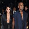 Ao lado do marido, Kanye West, Kim Kardashian apostou em saia e blazer, sem nada por baixo. O look decotado deixou os seios da socialite em evidência