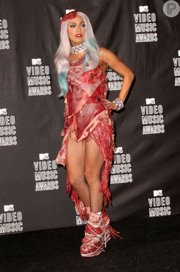 Lady Gaga é um dos principais nomes quando o assunto é ousadia na hora de se vestir. A cantora já apostou em muitos looks diferentes, mas o vestido que imitava carne, usado por ela no VMA 2010, é sem dúvidas um dos mais lembrados