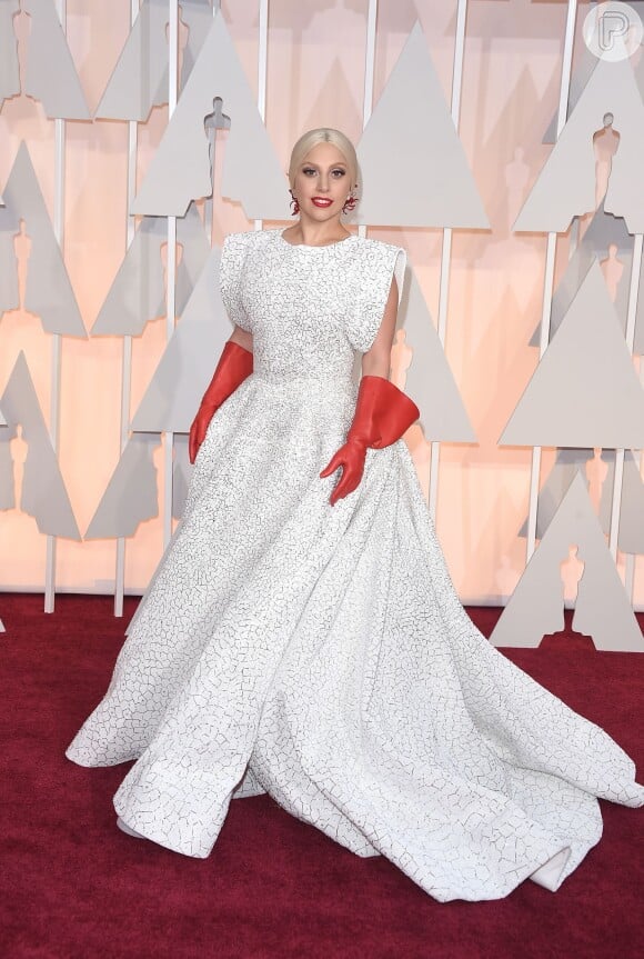 No Oscar 2015, Lady Gaga também foi sensação com um look branco armado, que se transformou em diversos memes nas redes sociais. A cantora combinou o vestido assinado pelo estilista Azzedine Alaïa com luvas vermelhas, muito parecidas com as utilizadas para limpeza