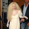 Quando o assunto é looks excêntricos Lady Gaga é referência. Em 2013, ela saiu do Studio 68, após um ensaio, com um vestido largo branco e seus braços estavam pintados de branco, além de um cabelo armado, para finalizar o estilo 'fantasminha'