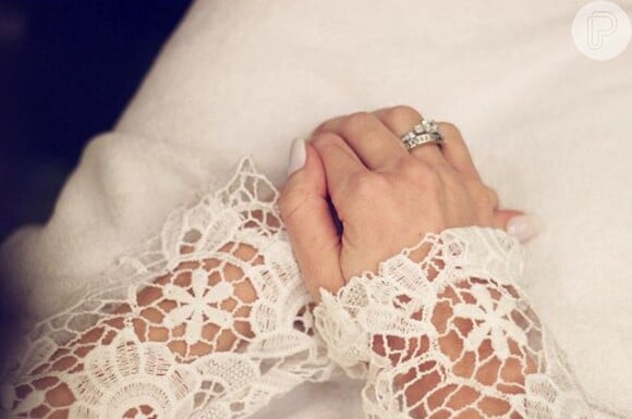 Detalhe do anel de noivado de Renata, antes do casamento