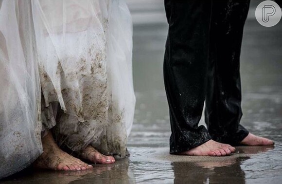 Detalhe dos pés dos noivos na praia paulista