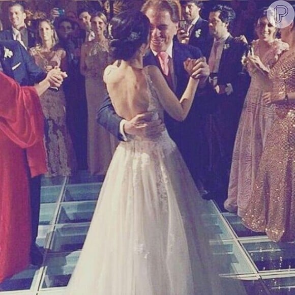 Noiva dança com o pai, Silvio Santos, após estar casada