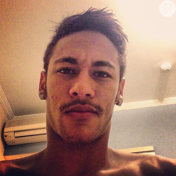 No Instagram, o jogador postou foto de topete e bigode