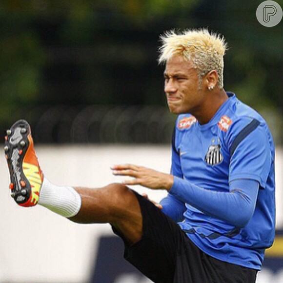 Neymar tirou a barba, mas continuou com os cabelos loiros