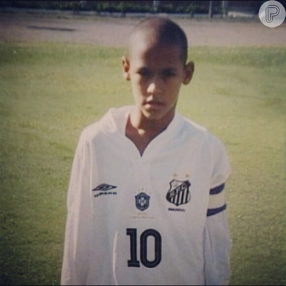 Quando crianlça, jogando pelas divisões de base do Santos, Neymar também usava os cabelos raspados