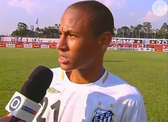 No começo da carreira, o jogador raspava a cabeça. Na foto, Neymar com 15 anos
