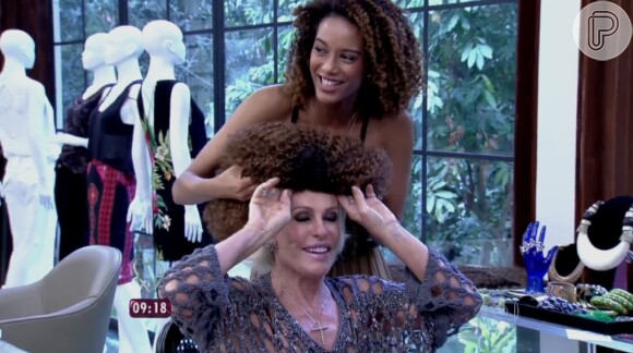 Tais Araújo ajudou Ana Maria Braga a colocar a peruca que usa na série 'Mister Brau'