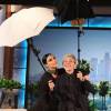 Kim Kardashian deu uma aula de como tirar uma boa selfie para Ellen Degeneres, na noite desta terça-feira, 29 de setembro de 2015
