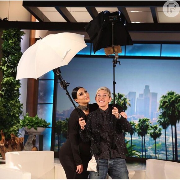 Kim Kardashian deu uma aula de como tirar uma boa selfie para Ellen Degeneres, na noite desta terça-feira, 29 de setembro de 2015