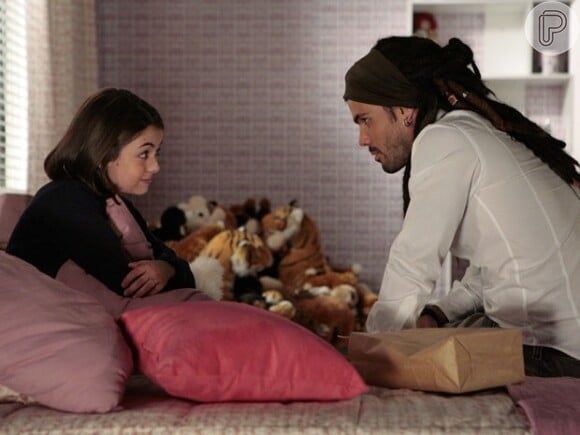 Ninho (Juliano Cazarré) sequestra Paulinha (Klara Castanho) e planeja levá-la para o Peru, em 'Amor à Vida', em 17 de agosto de 2013