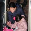 A atriz Katie Holmes e sua filha, Suri Cruise, saem bem agasalhadas pelas ruas de Nova York