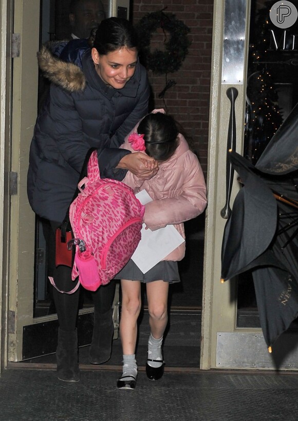 Katie Holmes e Suri Cruise, filha do relacionamento da atriz com Tom Cruise, caminham em Nova York