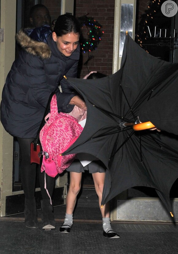 Katie Holmes busca a filha, Suri Cruise, na escola em 11 de dezembro de 2012