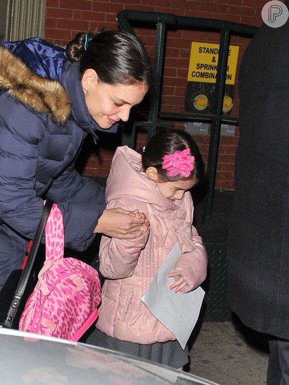 Katie Holmes e Suri Cruise saem da casa de um amigo em Nova York, em 11 de dezembro de 2012