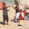 Zeca Pagodinho foi flagrado com o neto empinando pipa na praia
