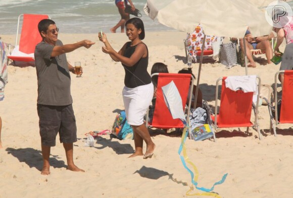 Zeca Pagodinho foi flagrado com o neto empinando pipa na praia