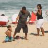 Zeca Pagodinho levou o neto, Noah, de três anos, para empinar pipa na praia do Recreio, no Rio