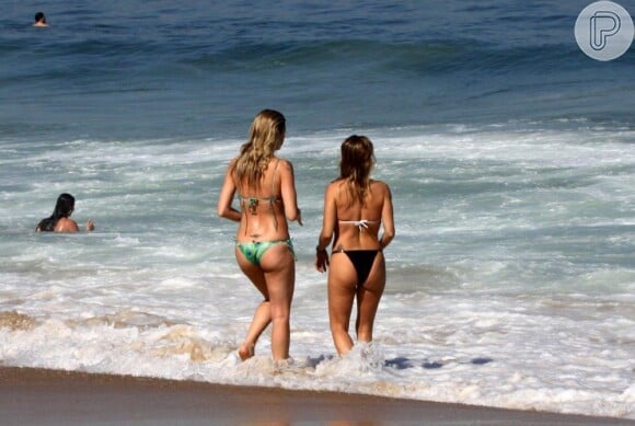 Dia de sol e calor: sem medo de água fria, a atriz entrou no mar ao lado da amiga para se refrescar