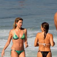 Luana Piovani e Pedro Scooby curtem dia ensolarado em praia do Rio