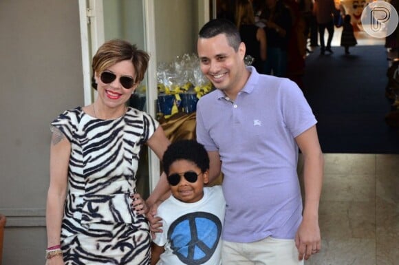 Astrid Fontenelle posa com o marido, Fausto Franco e o filho, Gabriel, na festa de 4 anos de Rafaella Justus