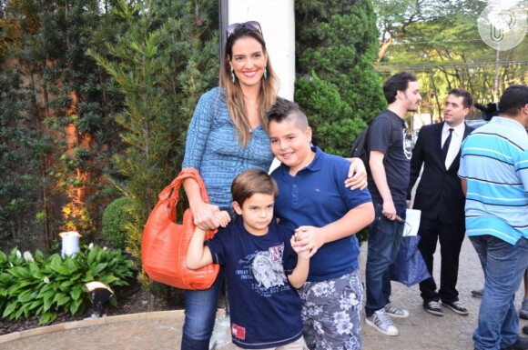 Luciana Cardoso, mulher de Fausto Silva, posa com os filhos João Guilherme e Pedro na festa de 4 anos de Rafaella Justus