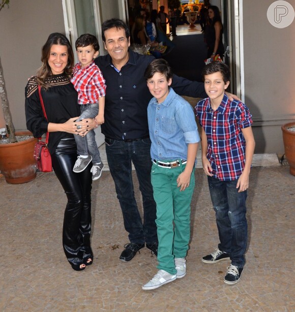 O produtor musical e apresentador Marco Camargo posa com a mulher e os filhos na festa de 4 anos de Rafaella Justus