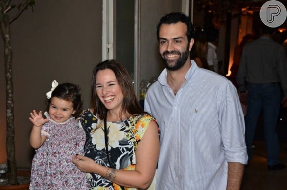 Mariana Belém posa com o marido, Cristiano, e a filha, Laura na festa de 4 anos de Rafaella Justus