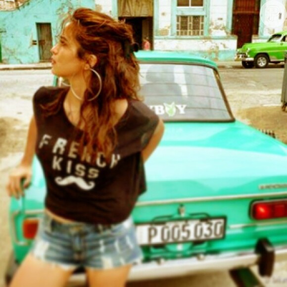 Nanda Costa fotografou nua pelas ruas de Havana