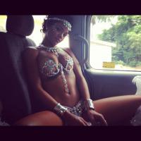 Rihanna se veste de passista para curtir o Carnaval de Barbados