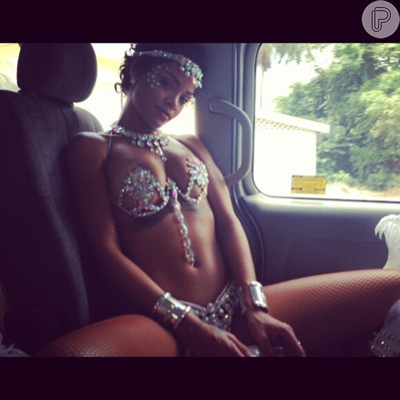 Rihanna publica foto usando roupa de passista, em 5 de agosto de 2013