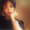 Rihanna exibe novo visual, agora com cabelos curtos e cachinhos