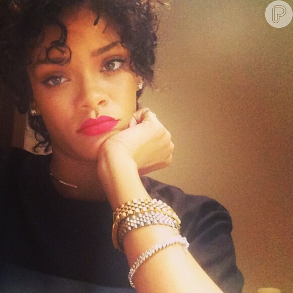 Rihanna exibe novo visual, agora com cabelos curtos e cachinhos