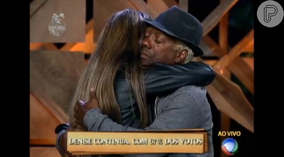 Mesmo após discussão, Denise Rocha e Ivo Meirelles se abraçam