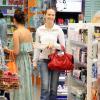 Fernanda Paes Leme e Fernanda Rodrigues fazem compras juntas no shopping Rio Designe Barra