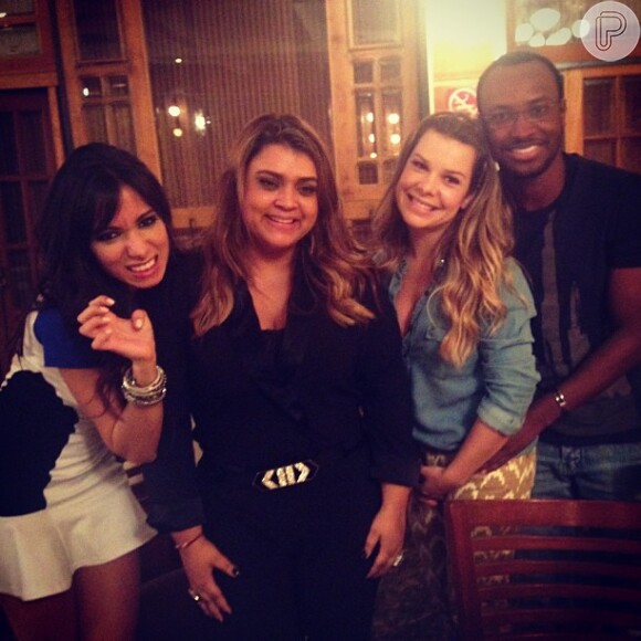 Anitta, Preta Gil, Fernanda Souza e Thiaguinho posam para foto